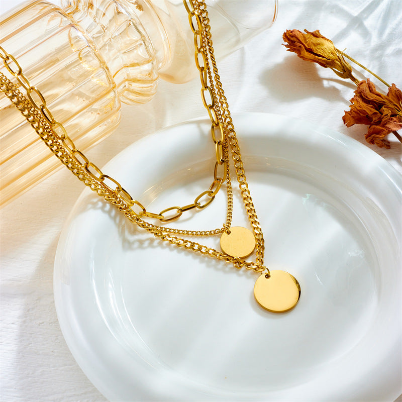 Collar de moda con colgante de moneda geométrica de acero de titanio y acabado chapado para mujer