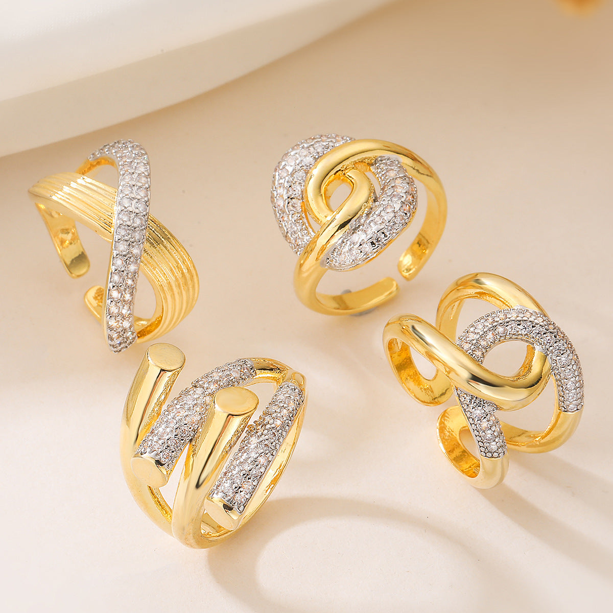 Anello Aperto Geometrico alla Moda da Donna con Base in Rame Placcata in Due Tonalità e Intarsio di Zirconi