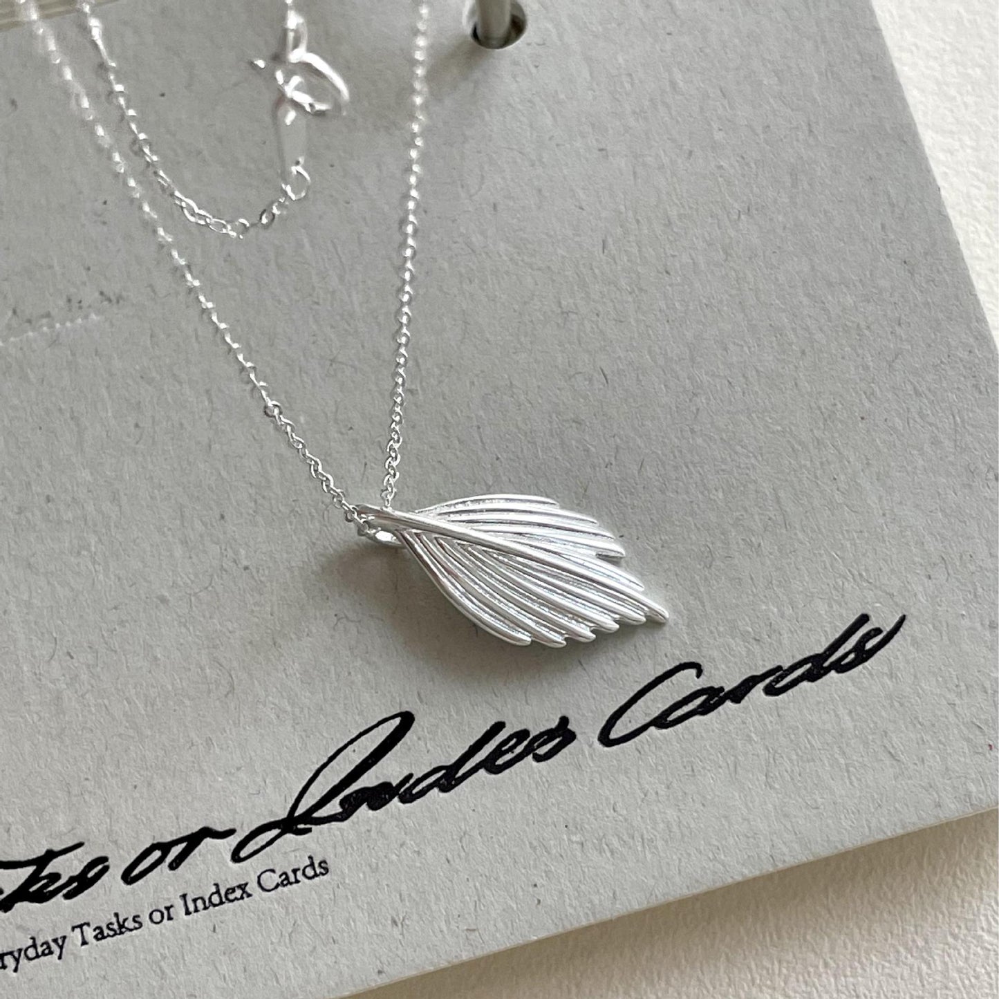 Collana con ciondolo a foglia minimalista in argento sterling 925 con strass su catena a croce