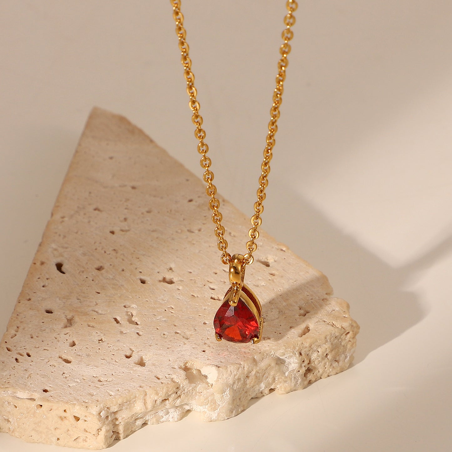 Collana con Pendente Geometrico in Acciaio Inossidabile con Placcatura in Oro 18K e Accenti di Zirconi per Donna