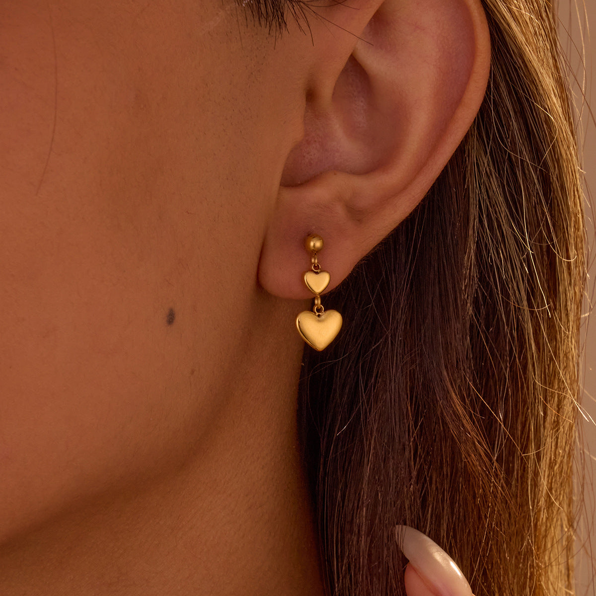 Orecchini da donna minimalisti in acciaio inossidabile lucidato a forma di cuore con placcatura in oro