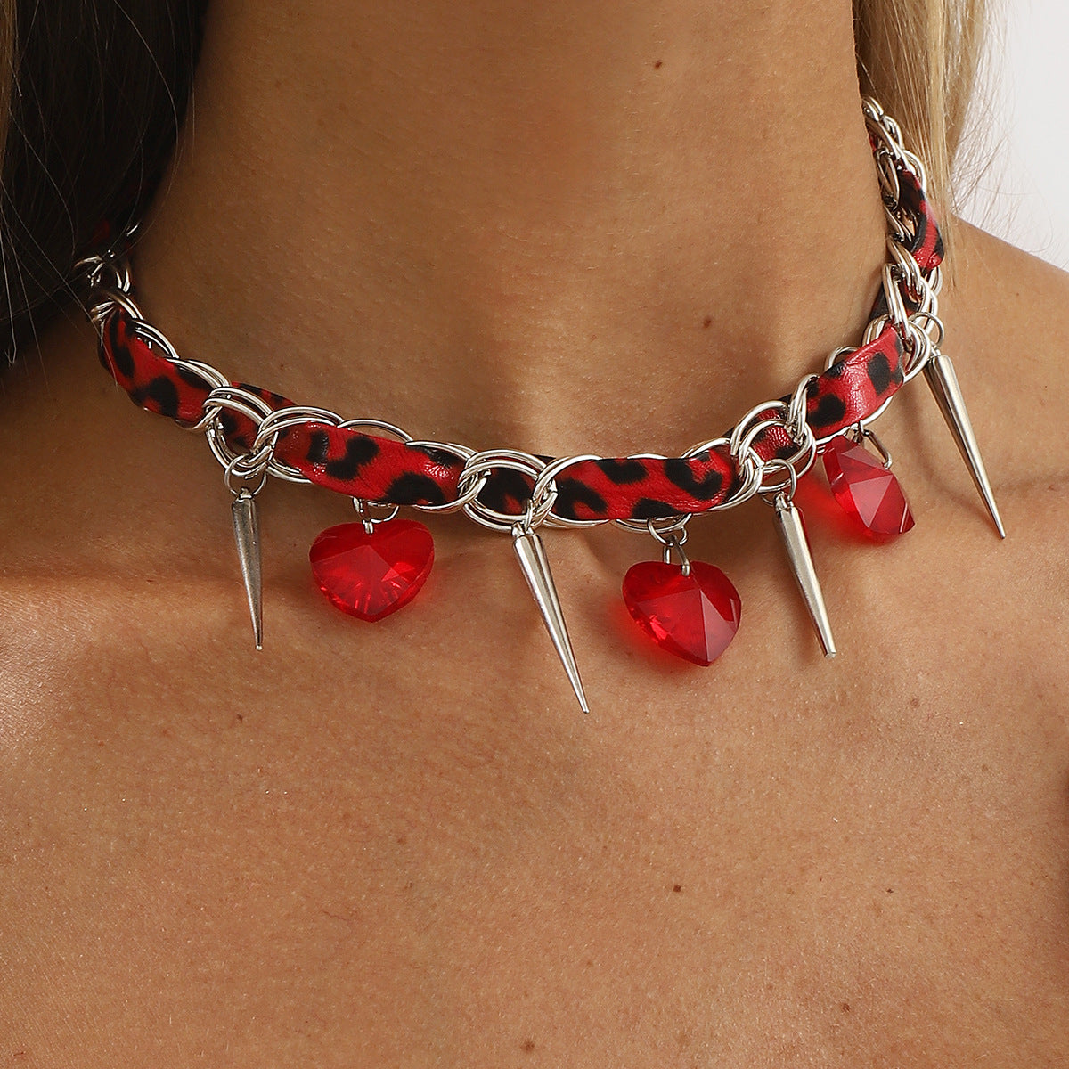 Collana da donna in pelle con stampa leopardata in stile lussuoso con ciondolo a perla in vetro, catena clavicola minimalista con finitura placcata