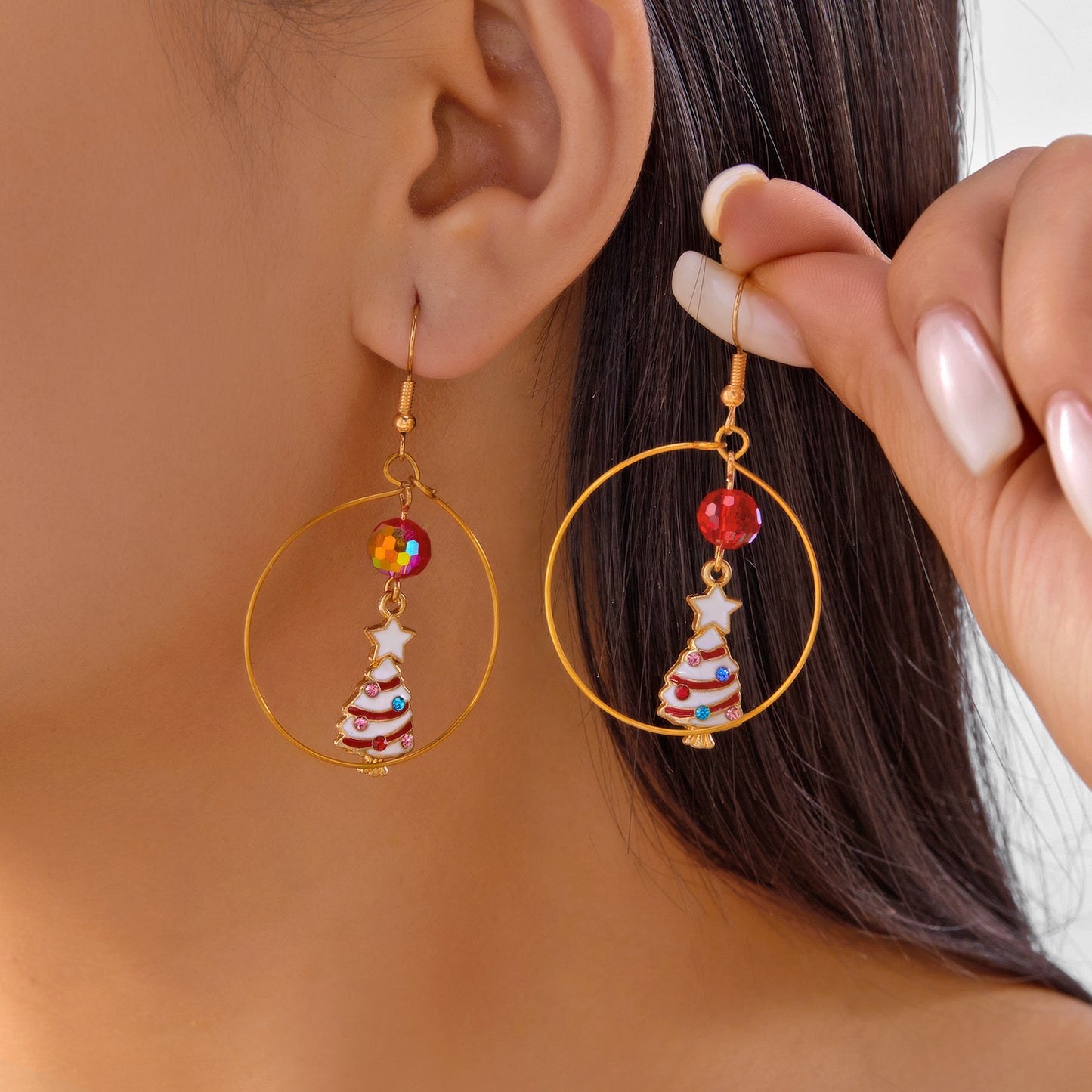 Pendientes de aro de aleación con temática navideña con dijes de árbol, campana, bastón de caramelo y muñeco de nieve para hombres y mujeres, regalo de joyería festiva para las fiestas