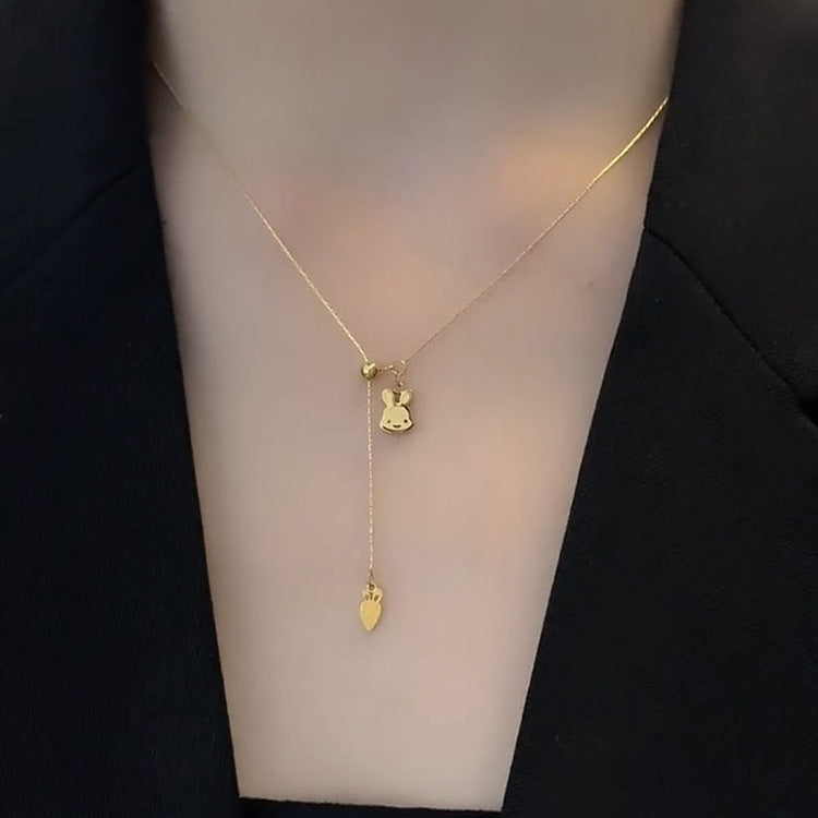 Collar con Colgante de Conejo y Zanahoria de Diseño Original en Acero Titanio con Acabado Chapado para Mujer, Cadena con Medallón de Forma Irregular