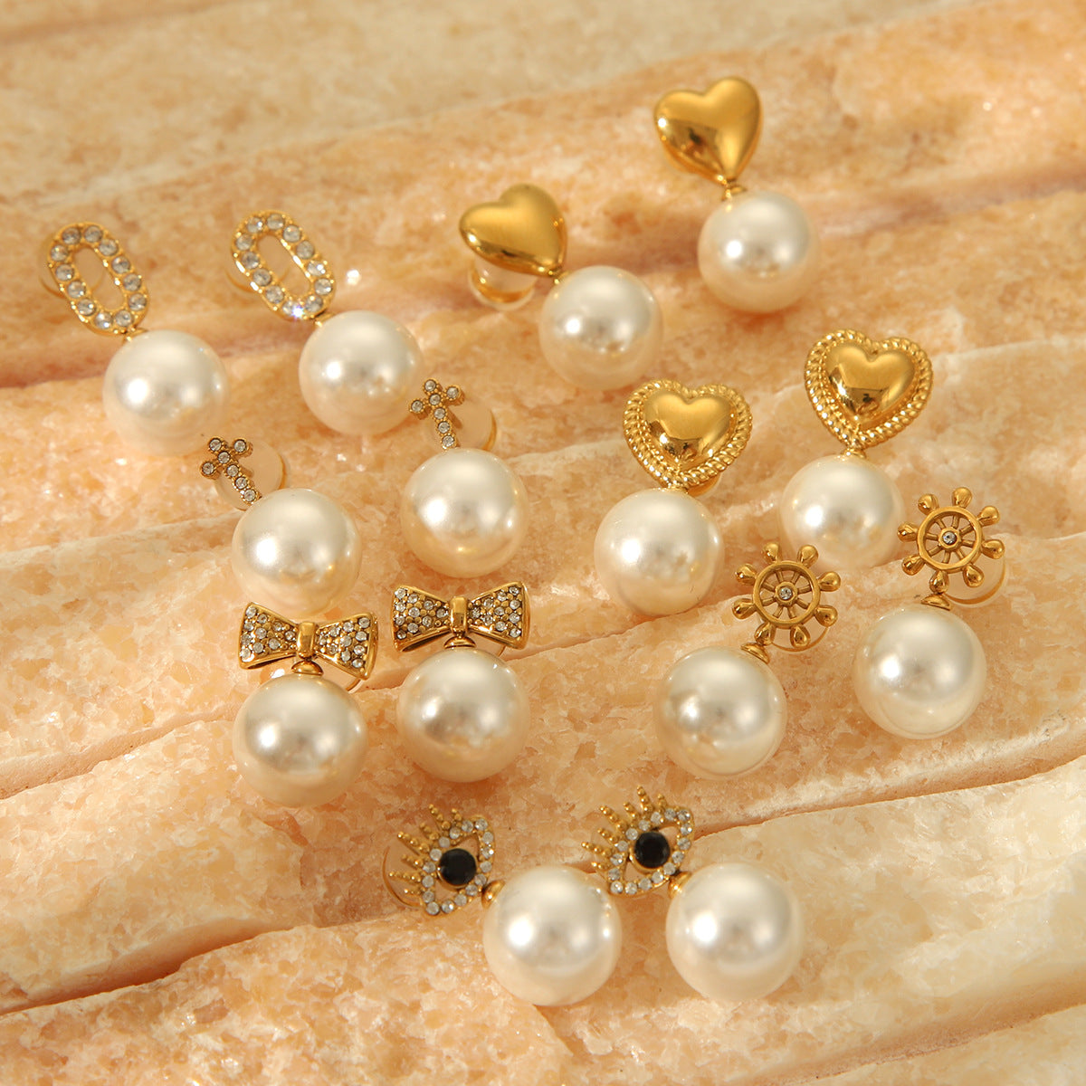 Orecchini a perno da donna in acciaio inossidabile a forma di cuore e fiocco in stile francese retrò con dettagli in perle e intarsi in strass
