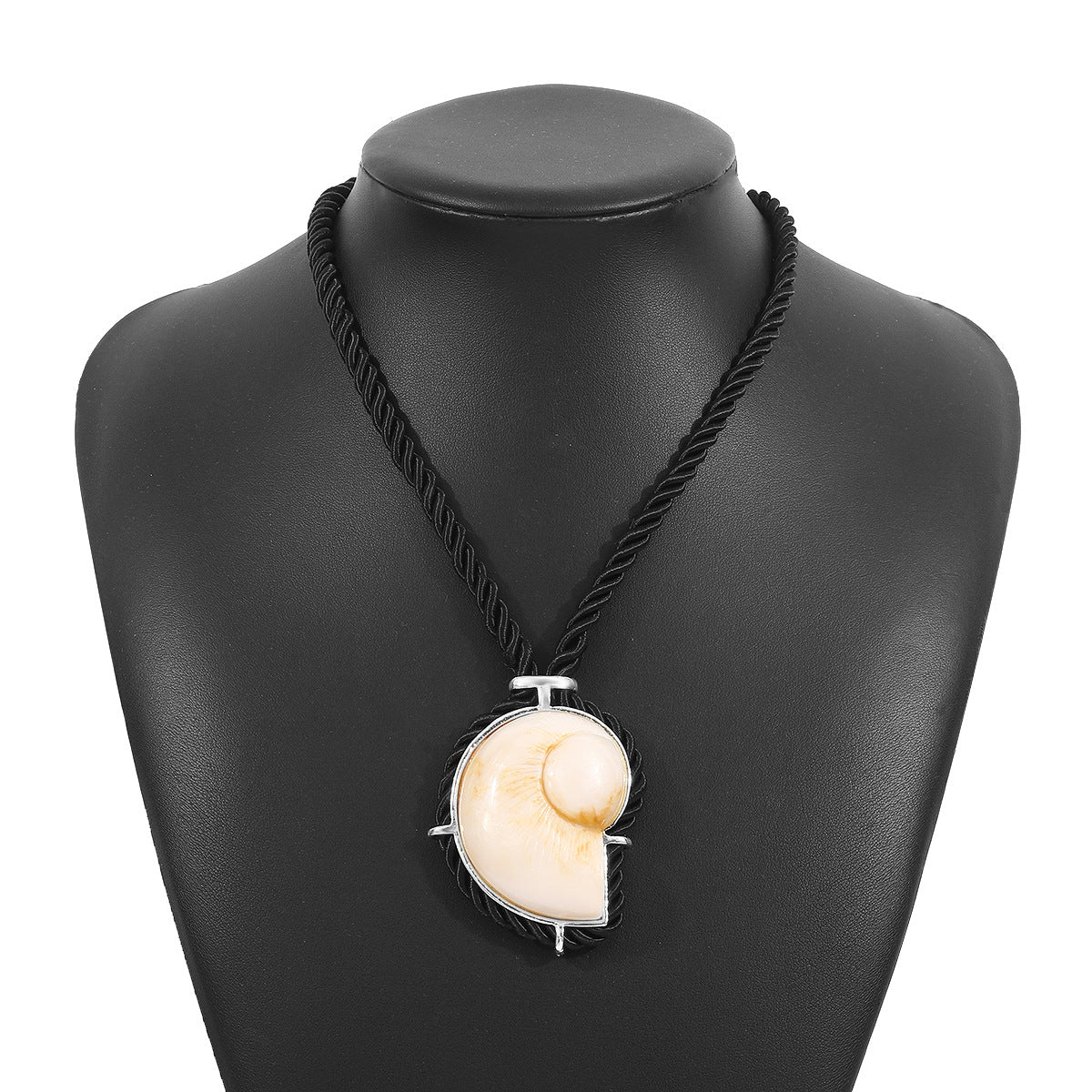 Collar con colgante de concha marina de verano dulce y atrevido para mujer con forma geométrica, construcción de aleación y resina, acabado galvanizado, estilo cadena de clavícula
