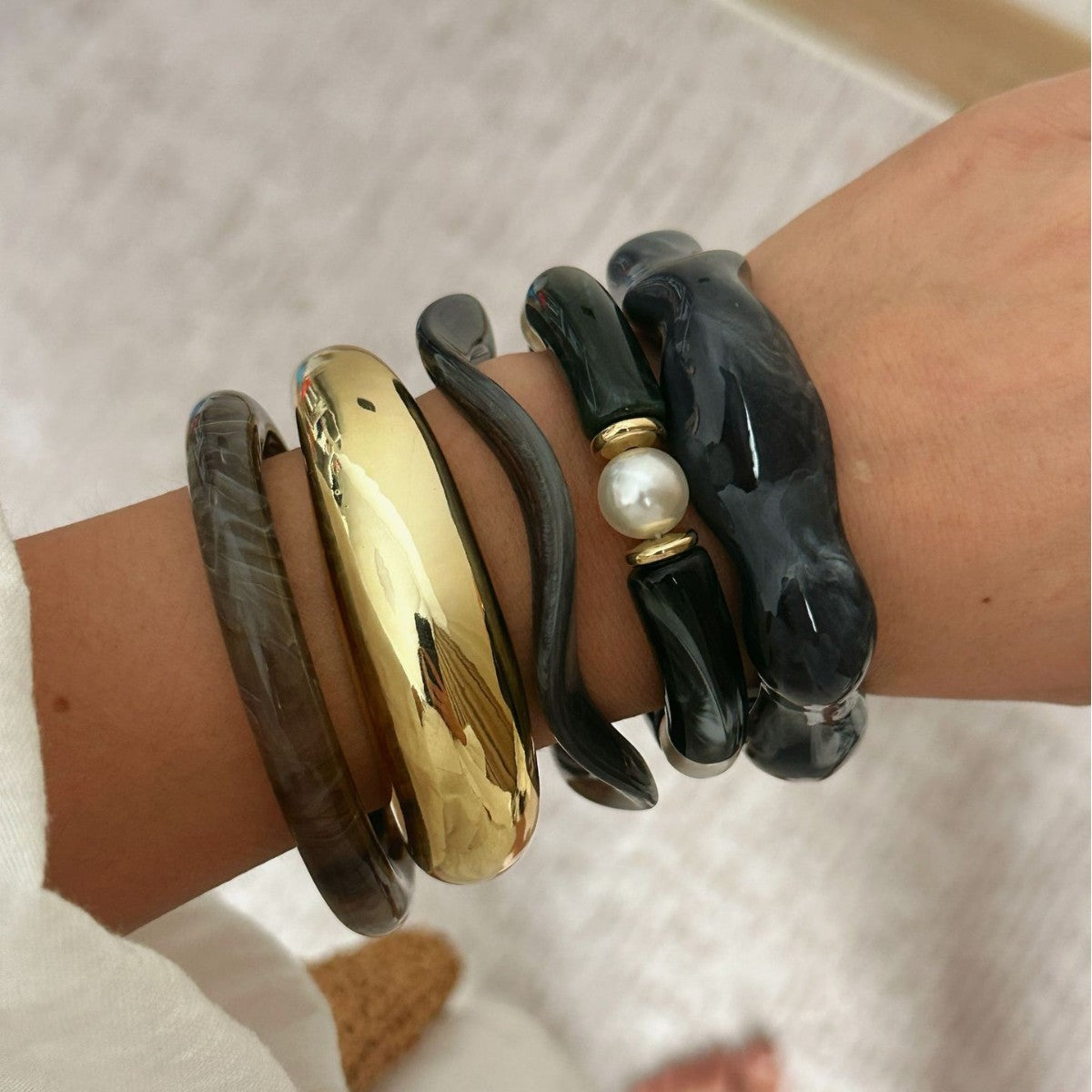 Fashion Minimalist Geometric Black Acrylic Plated Curved Tube Bracelet for Women