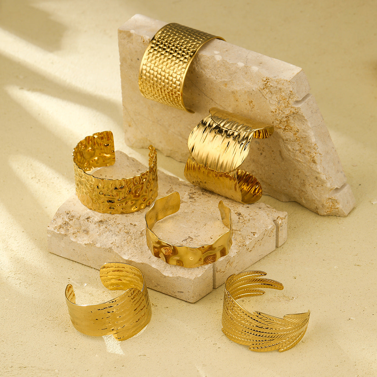 Bracciale alla moda geometrico in acciaio al titanio con finitura placcata e design ampio aperto per donna