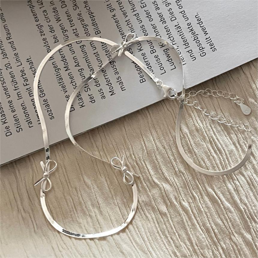 Collana minimalista a catena serpente con fiocco geometrico in argento sterling 925