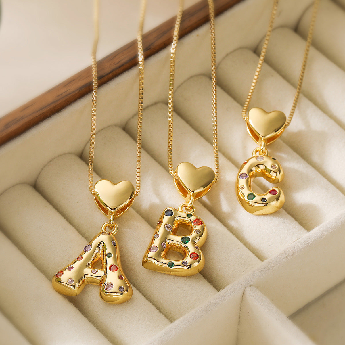 Collana Pendente Minimalista a Lettera in Rame Placcato Oro 18K con Intarsio di Zirconi per Donna