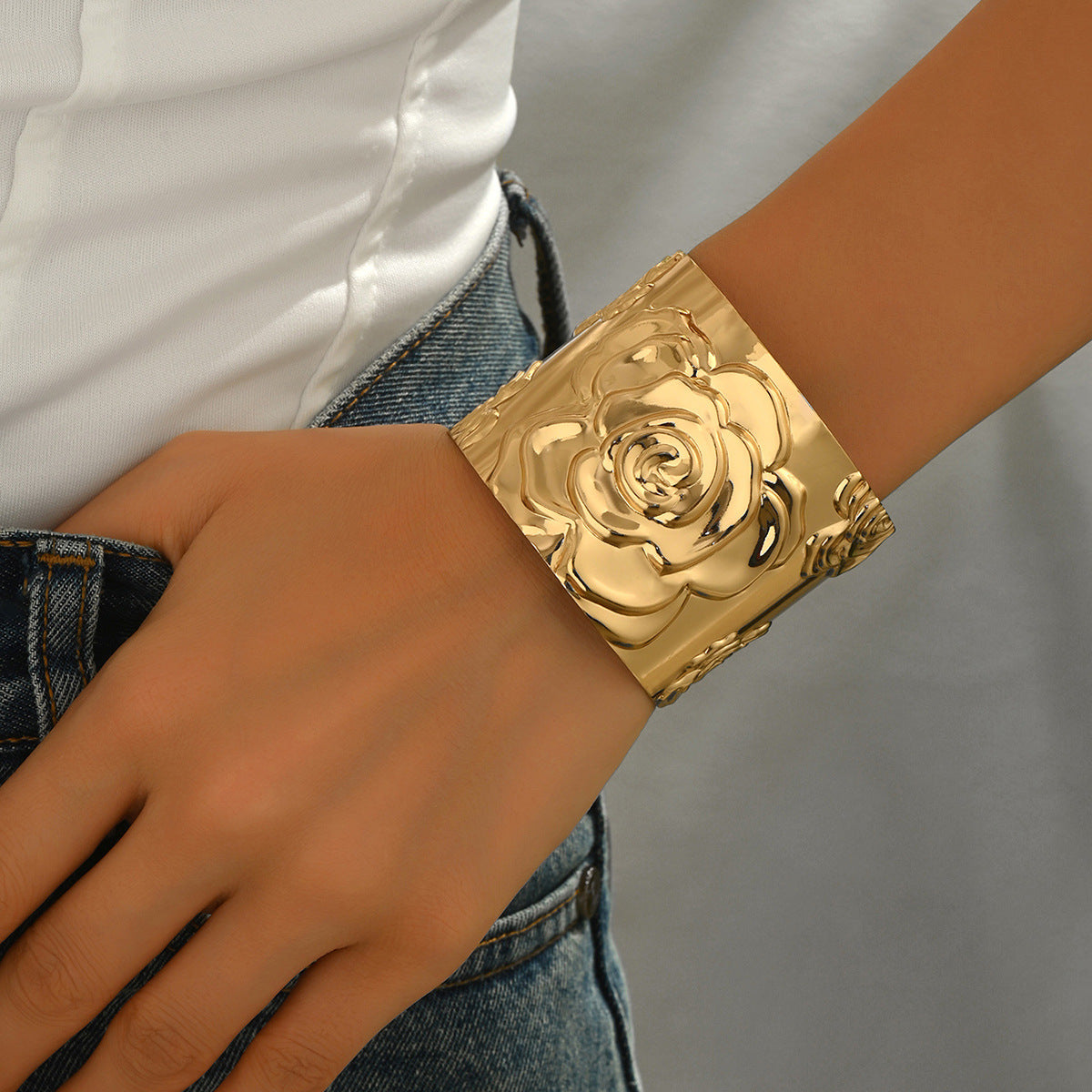 Elegante Brazalete de Puño Geométrico de Rosa para Mujer en Aleación de Zinc con Acabado Galvanizado