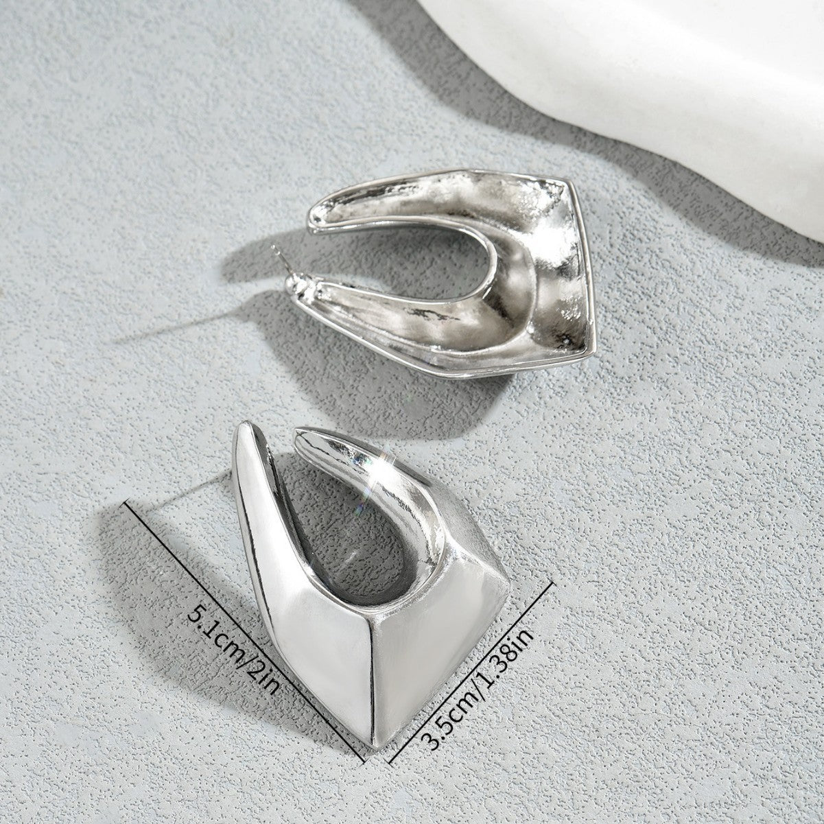 Pendientes de declaración geométricos para mujer en cobre con acabado galvanizado, diseño angular minimalista con elementos octogonales y lineales