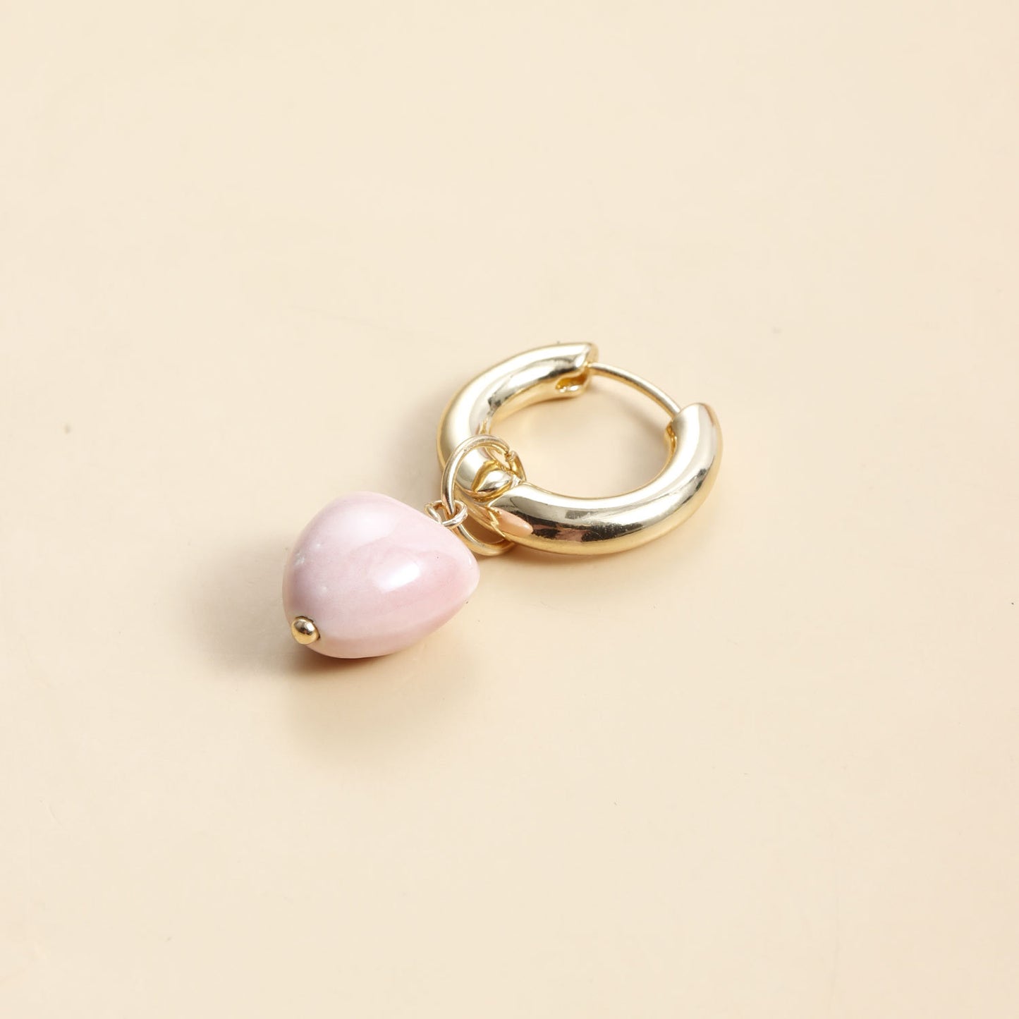 Aretes de moda con dije de corazón y detalle de borla con acabado chapado para mujer