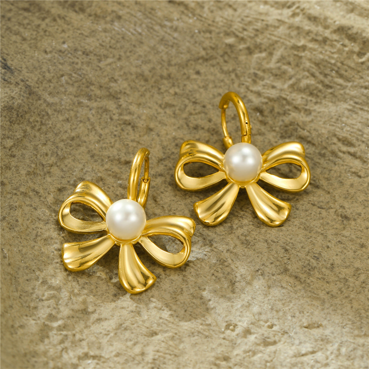 Pendientes de acero inoxidable de moda con forma de lazo, chapados en oro de 18 quilates y detalles de perlas para mujer
