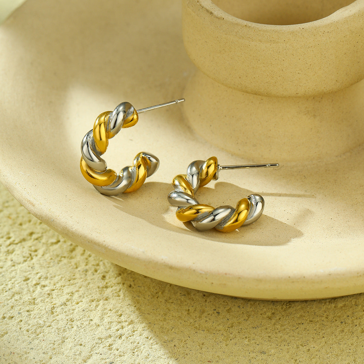Pendientes Vintage de Acero de Titanio Trenzados en Forma de C con Baño de Oro de 18K para Mujer