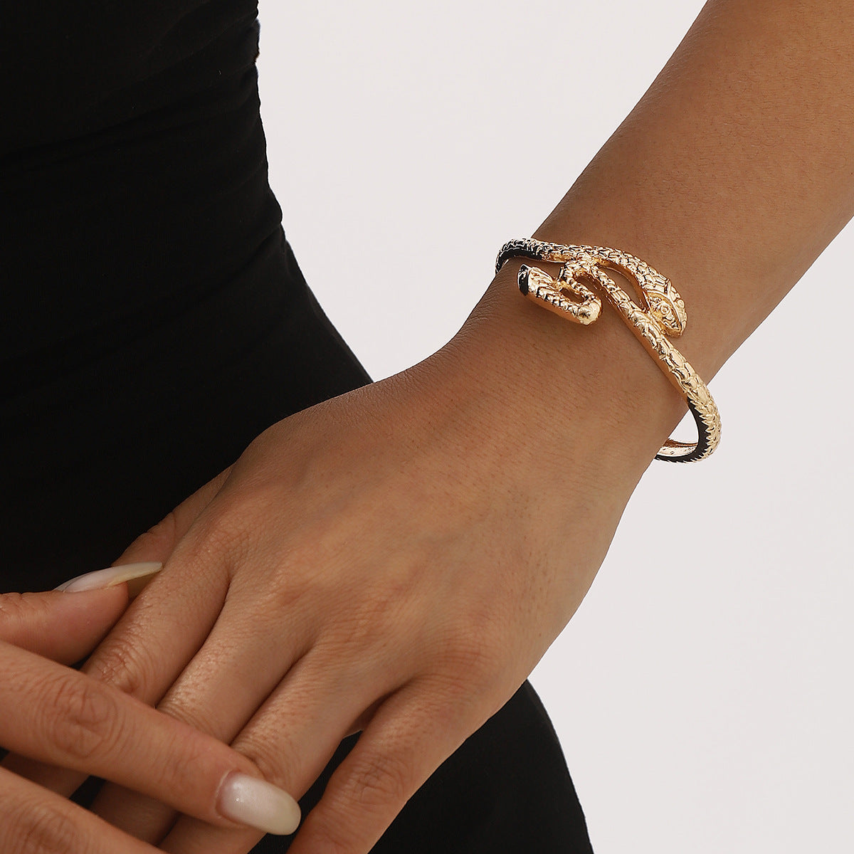 Pulsera de aleación con forma de serpiente minimalista con acabado chapado para mujeres y parejas