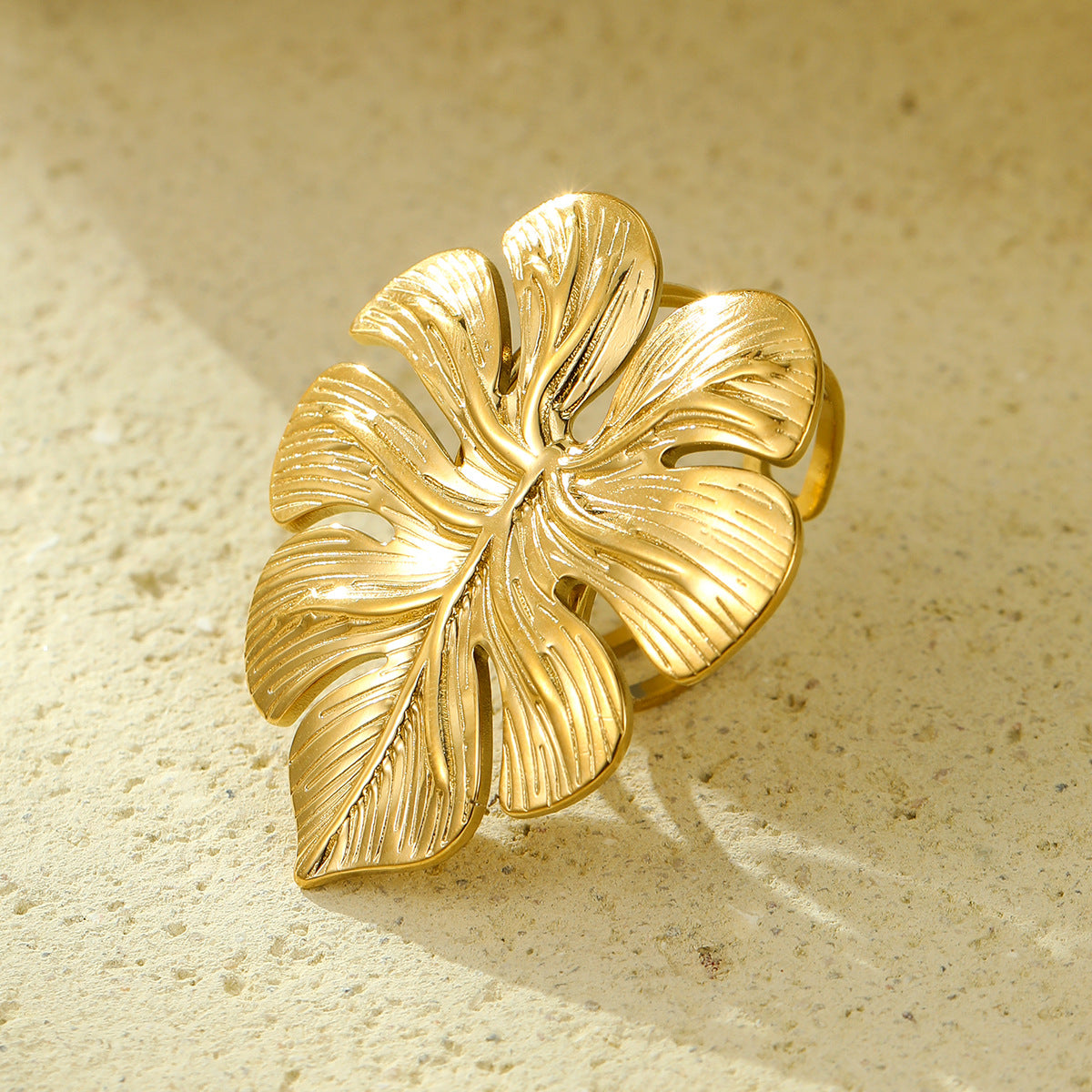 Anello da donna minimalista di lusso a forma di foglia in acciaio inossidabile con placcatura in oro 18 carati