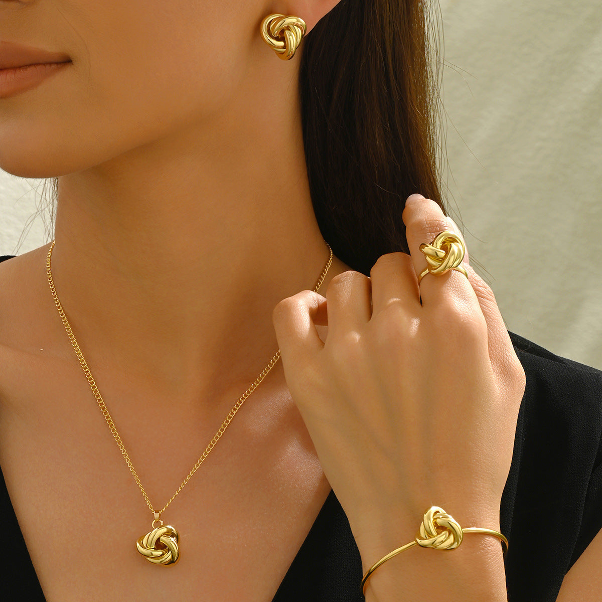 Conjunto de collar, pulsera torcida y pendientes de aleación con acabado chapado, estilo geométrico para mujer