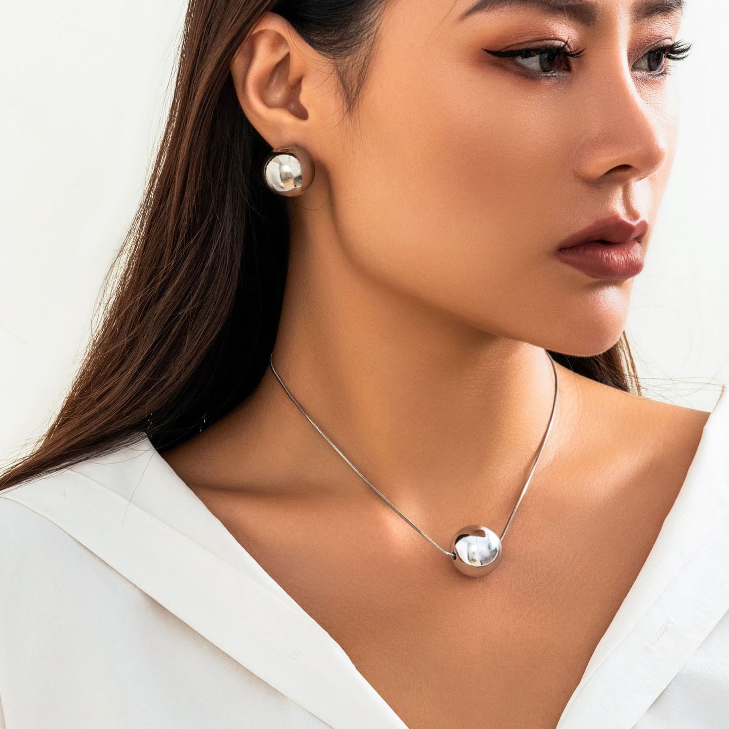 Collana con ciondolo a sfera rotonda geometrica punk con catena a serpente in metallo placcato per donna