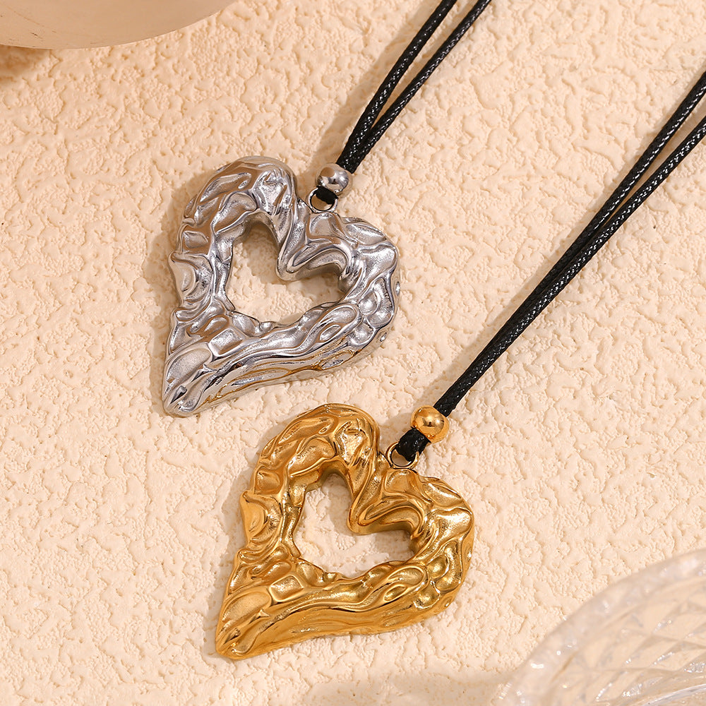 Collana con ciondolo a cuore cavo, minimalista vintage, con texture martellata, in acciaio inossidabile placcato oro 18 carati da donna
