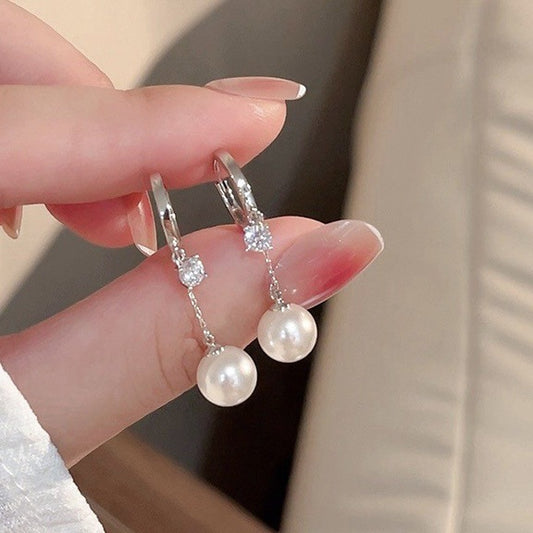 Orecchini a perno eleganti in stile vintage francese con perle, zirconi e nappe per donna