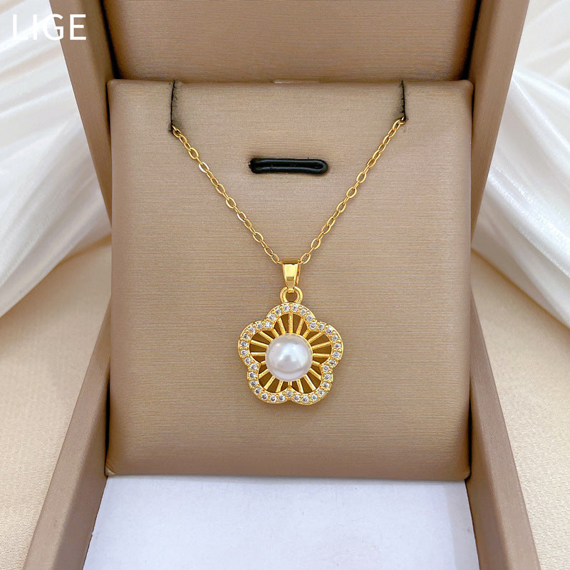 Elegante set collana e orecchini con fiore a cinque petali e perle in acciaio al titanio con intarsio di strass da donna
