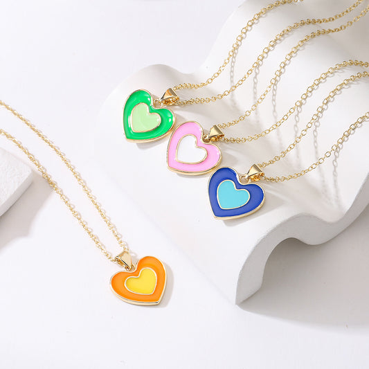 Collana Clavicola Minimalista con Ciondolo a Cuore Smaltato su Base di Rame con Placcatura in Oro 18K