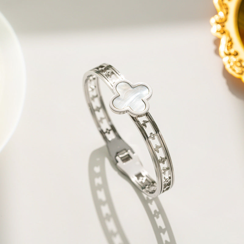 Minimalist Lucky Clover Shaped Titanium Steel Bracelet with Vacuum Plating for Women