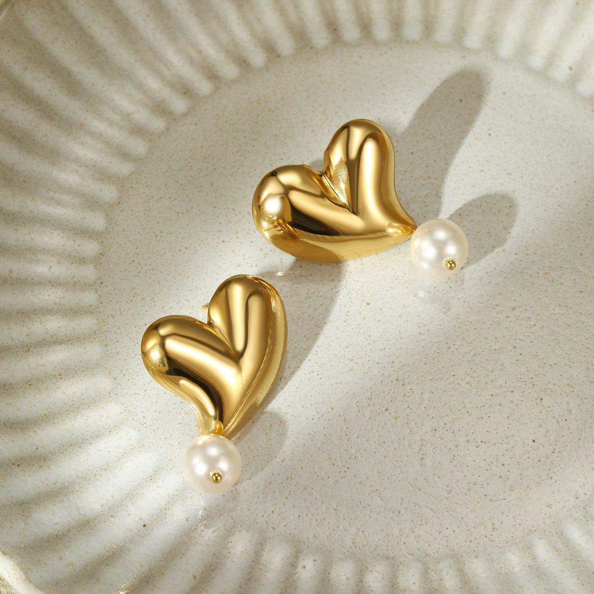 Orecchini in Acciaio Inossidabile a Cuore, alla Moda, Impreziositi da Perle, con Finitura Placcata per Donna
