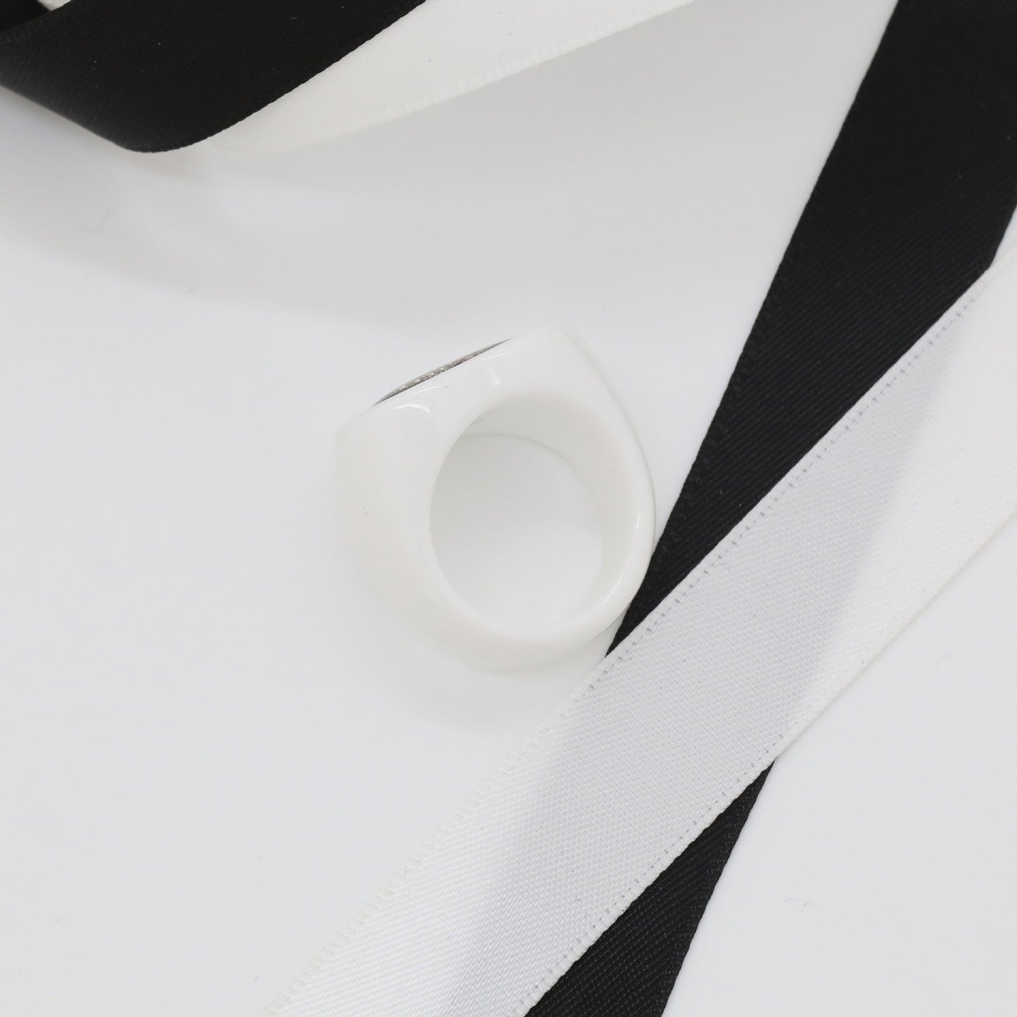 Anillo de acrílico chapado con corazón blanco para mujer