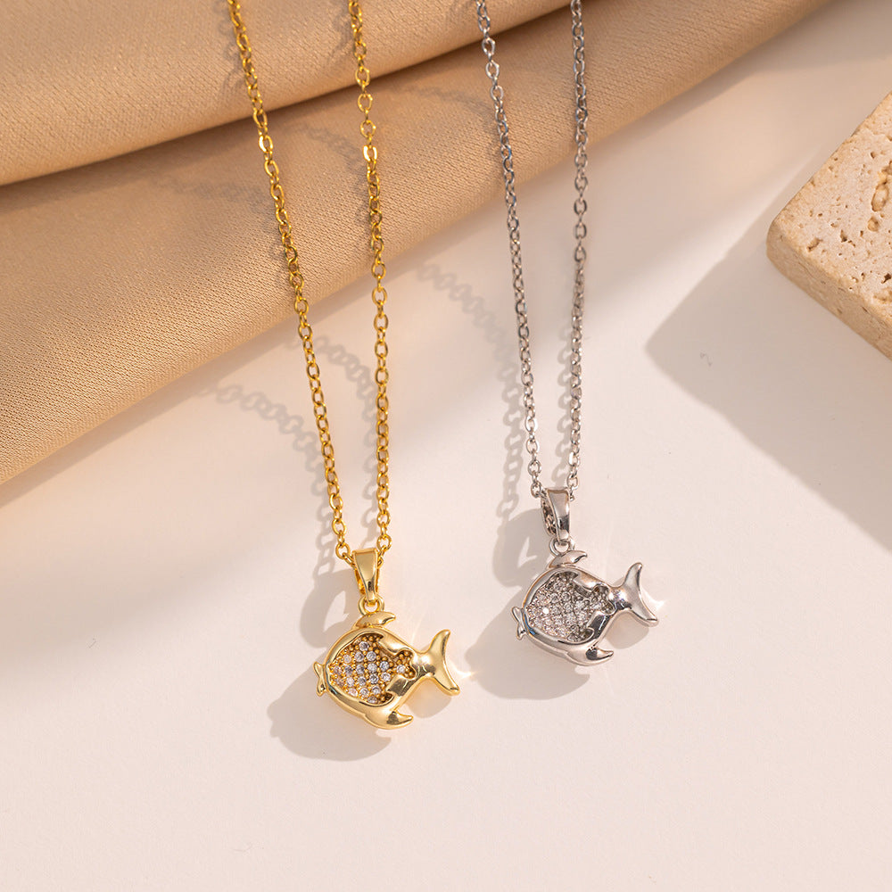 Collana Pendente a Forma di Piccolo Pesce Geometrico Minimalista da Donna in Acciaio al Titanio con Finitura Oro Fluorescente Galvanizzato e Catena Snake