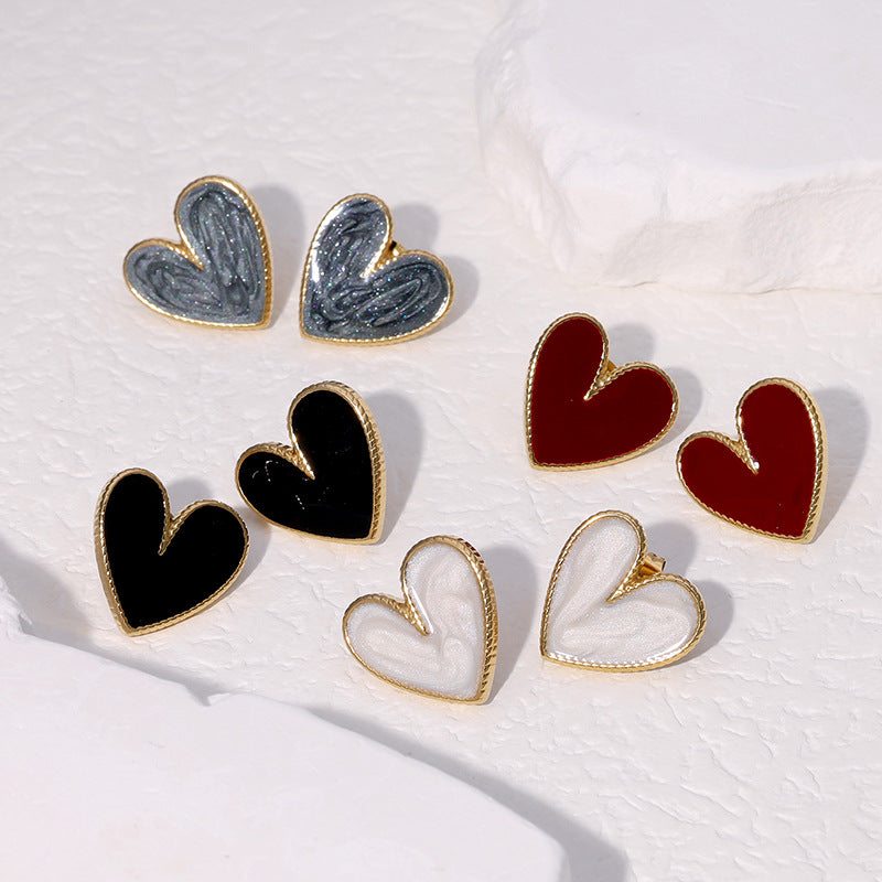Orecchini a perno da donna in acciaio inossidabile a forma di cuore minimalista con finitura placcata