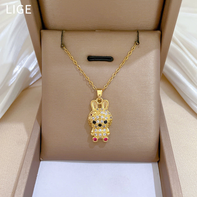 Collana con pendente a forma di coniglio dalle orecchie lunghe e dagli occhi rossi in acciaio al titanio di lusso per donna, con intarsio completo di strass, design geometrico e catena elegante per la clavicola