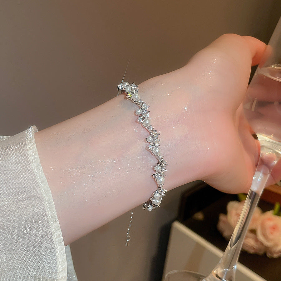 Elegante bracciale da donna con fiore geometrico e accenti in zircone, in rame placcato, stile trendy da ufficio, gioiello versatile e lussuoso per la mano
