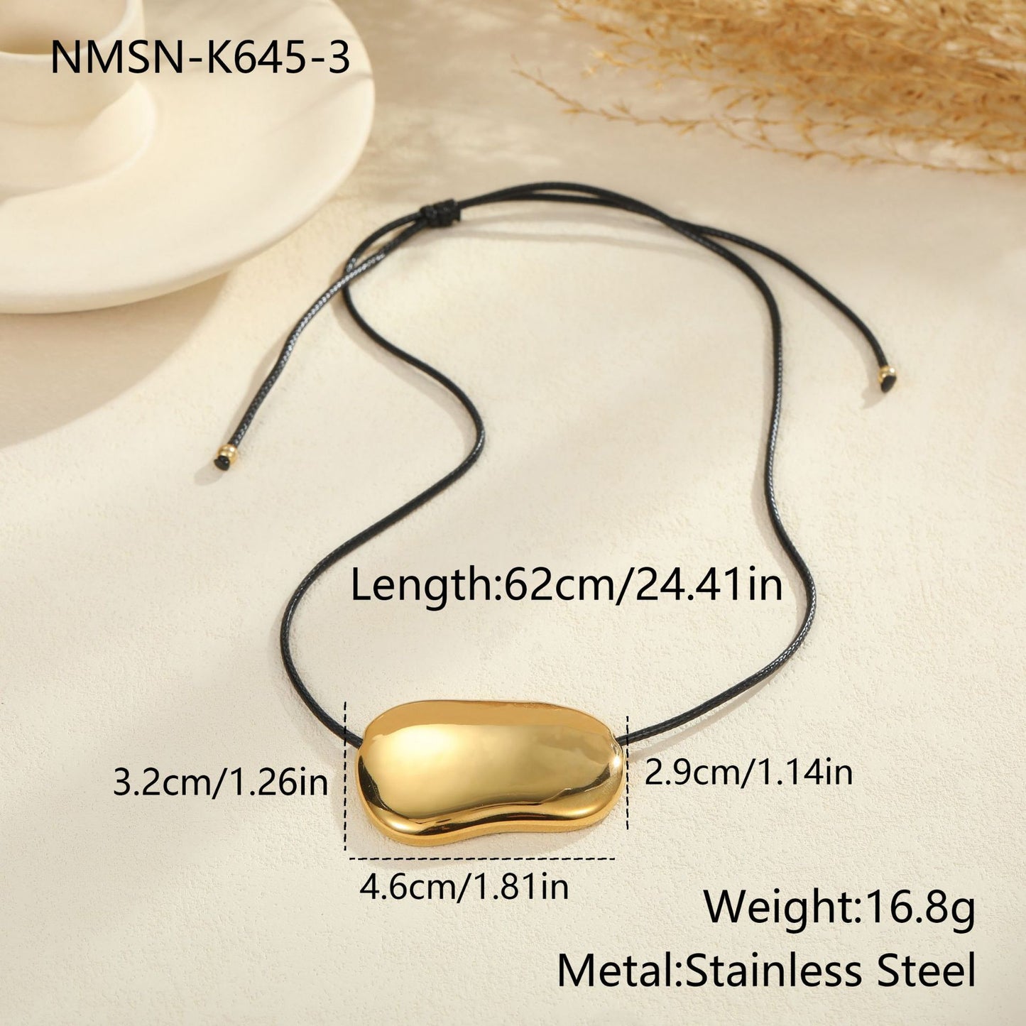 Collana con ciondolo geometrico minimalista in acciaio al titanio con cordino nero e finitura galvanizzata da donna