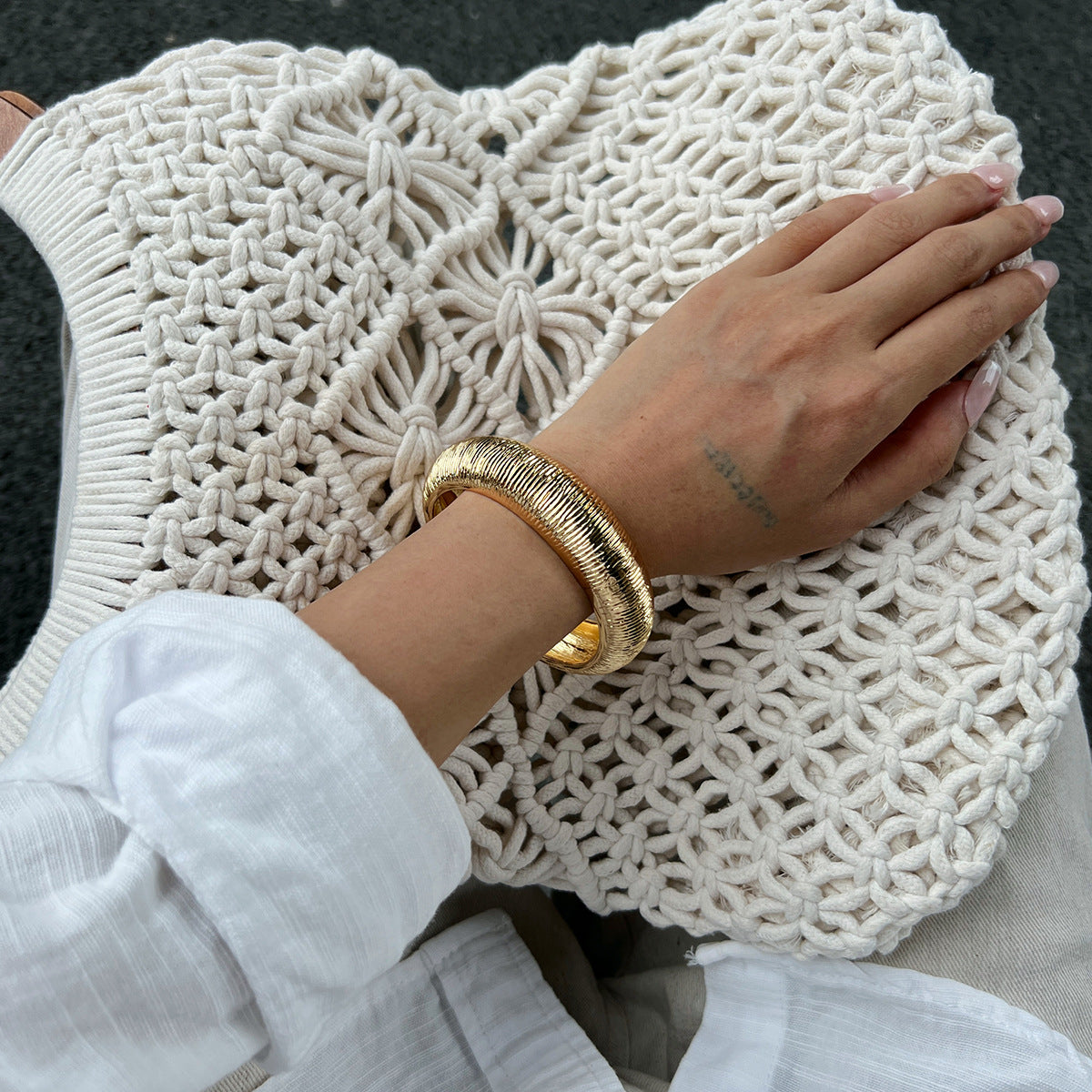 Bracciale minimalista da donna in acrilico geometrico irregolare con finitura placcata