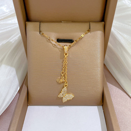 Collana con ciondolo a farfalla in zirconi micro-incastonati in acciaio al titanio di lusso per donna, con finitura placcata oro e catena regolabile