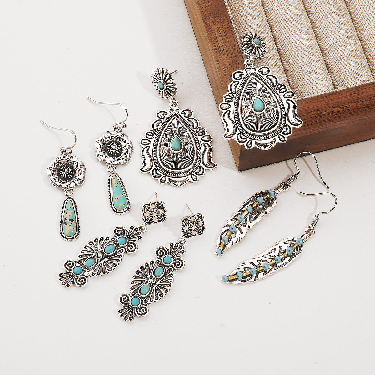 Pendientes vintage bohemios geométricos de filigrana con incrustaciones de turquesa en base de aleación con acabado chapado
