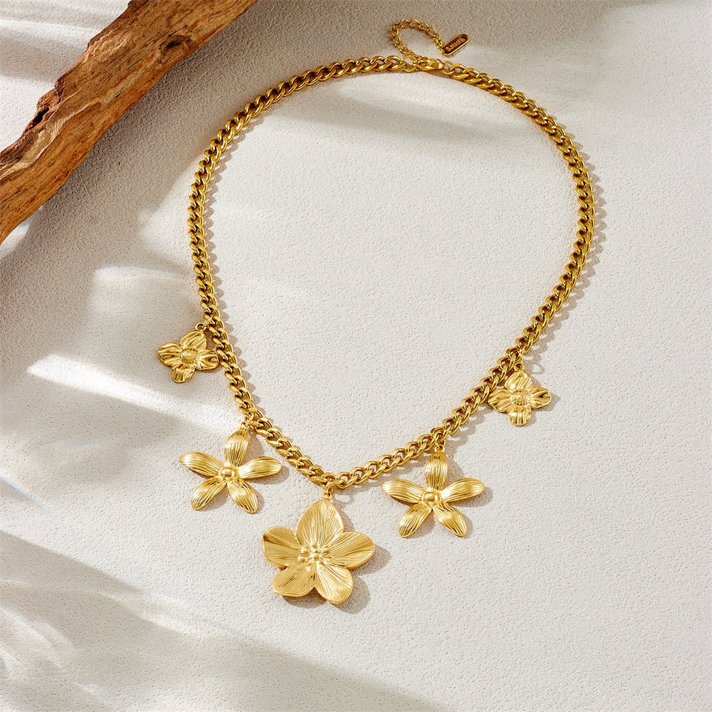 Elegant Gold-Plated Stainless Steel Five-Petal Flower Pendant Necklace with Chunky Clavicle Chain for Women