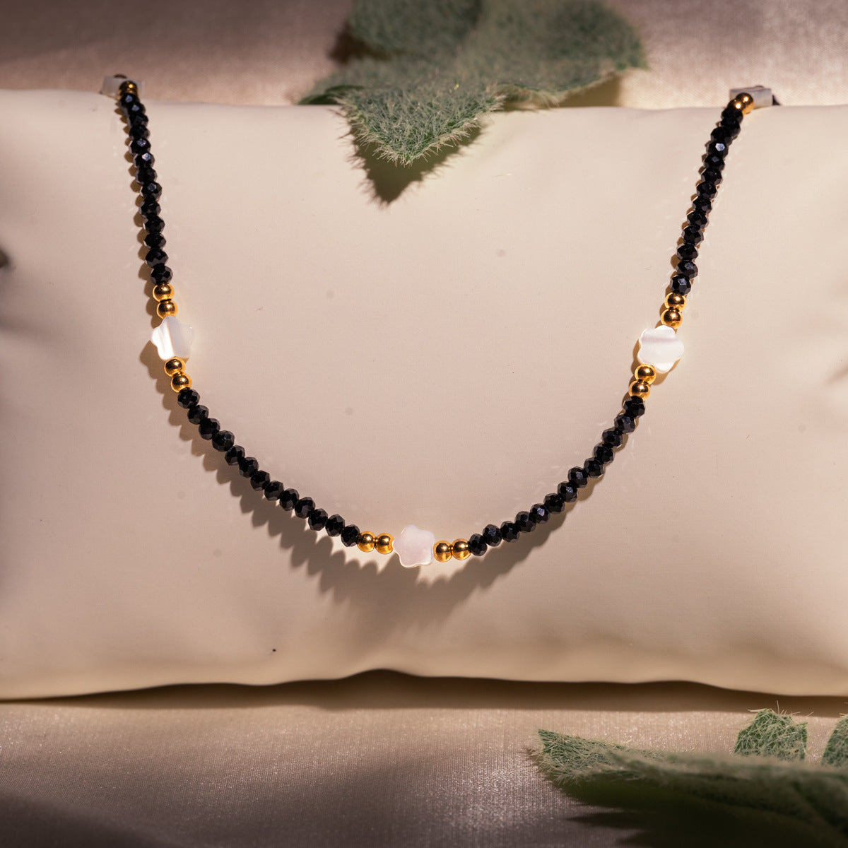 Collar minimalista de espinela negra y perlas en acero inoxidable con acabado chapado para mujer