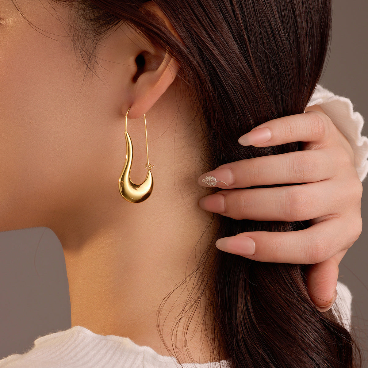 Orecchini asimmetrici a gancio in stile vintage in acciaio inossidabile con galvanizzazione per donna