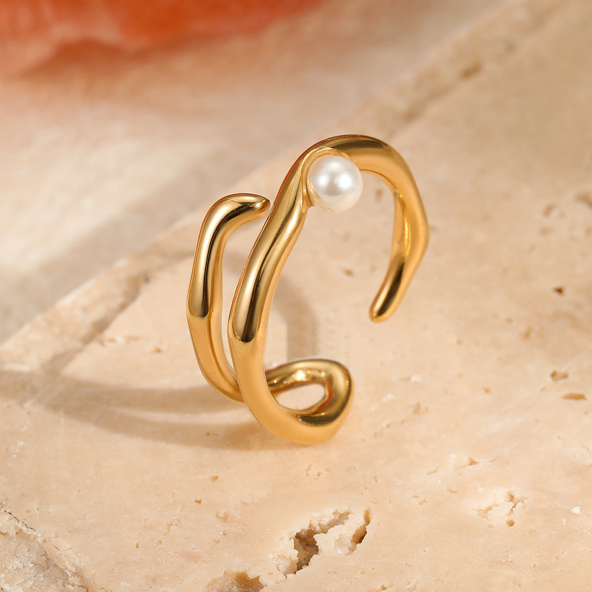 Anillo Minimalista Geométrico Irregular de Acero Inoxidable con Acabado Chapado y Acentos de Perlas Simuladas para Mujer