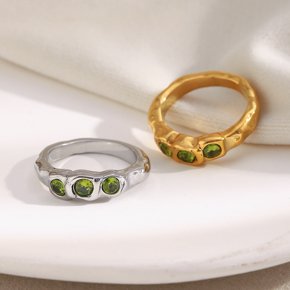 Anello da donna minimalista geometrico in acciaio inossidabile con placcatura in oro 18 carati e tre pietre di zirconi cubici