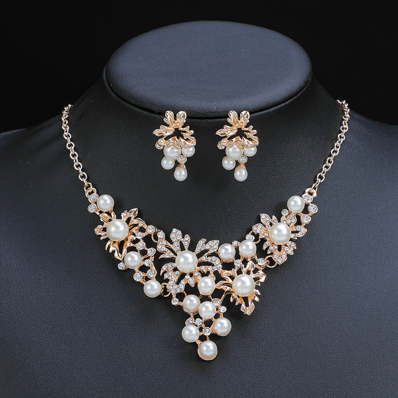 Vintage Style Floral Pendant Necklace Set for Women with Alloy Heart-Shaped Pendant, Electroplated O-Chain and Matching Earrings