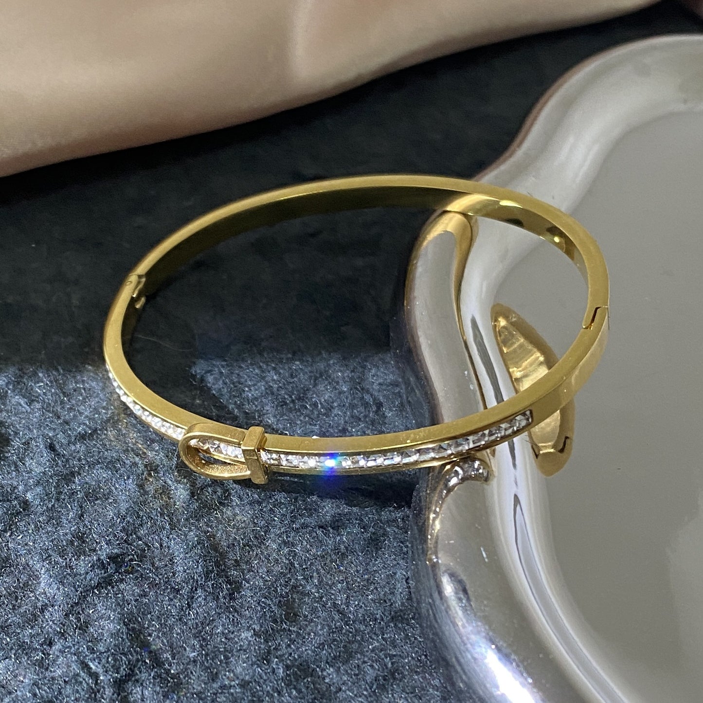 Minimalist Elegant Oval Geometric Cubic Zirconia Plated Titanium Steel Buckle Bracelet