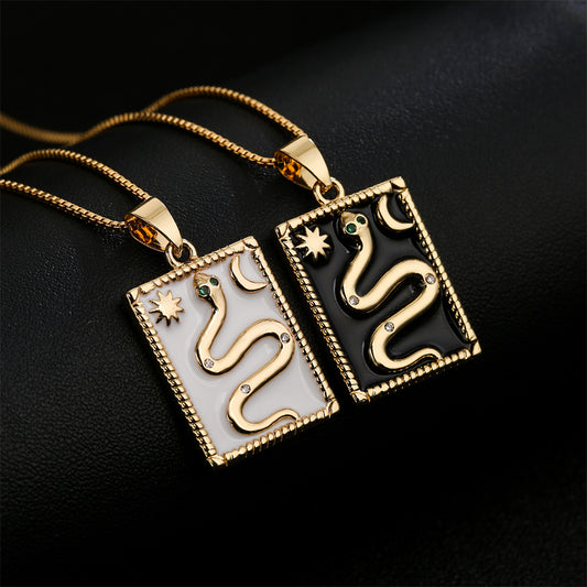 Collana con Ciondolo Serpente Totem in Stile Vintage in Rame Placcato Oro 18K, Finitura Smaltata e Intarsi in Strass