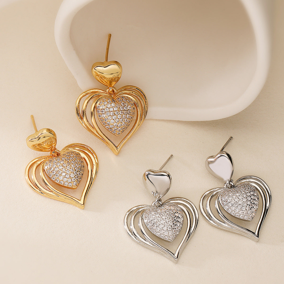 Orecchini Minimalisti Irregolari Geometrici in Rame con Placcatura in Oro Vero e Accenti a Cuore in Zirconia per Donna