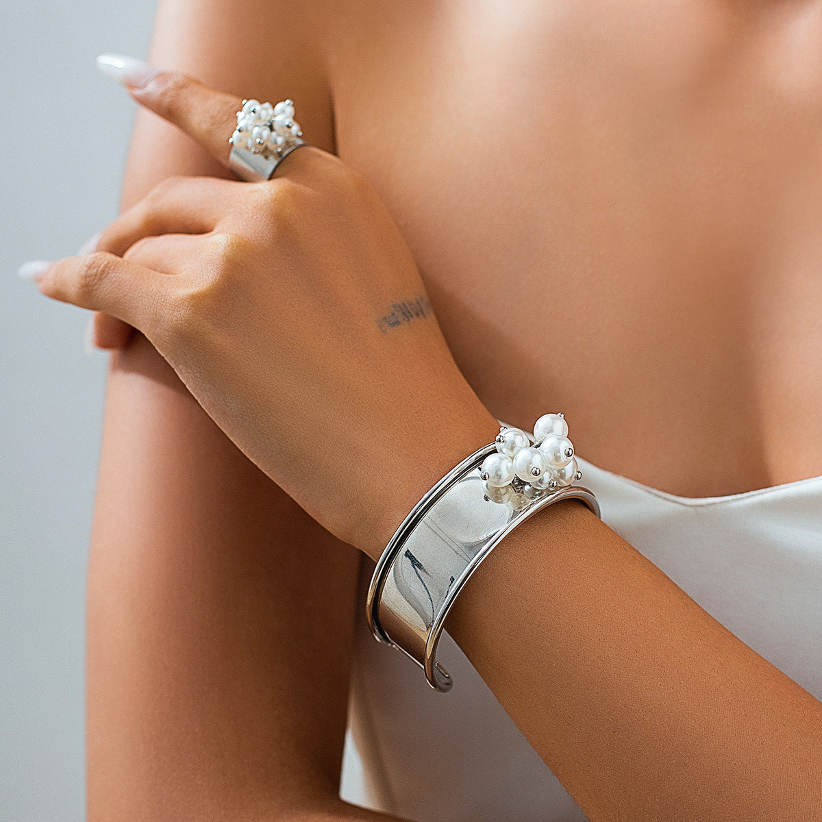 Pulsera con colgante de imitación de perlas estilo vintage con borlas para mujer, con diseño de puño abierto pulido y acabado galvanizado