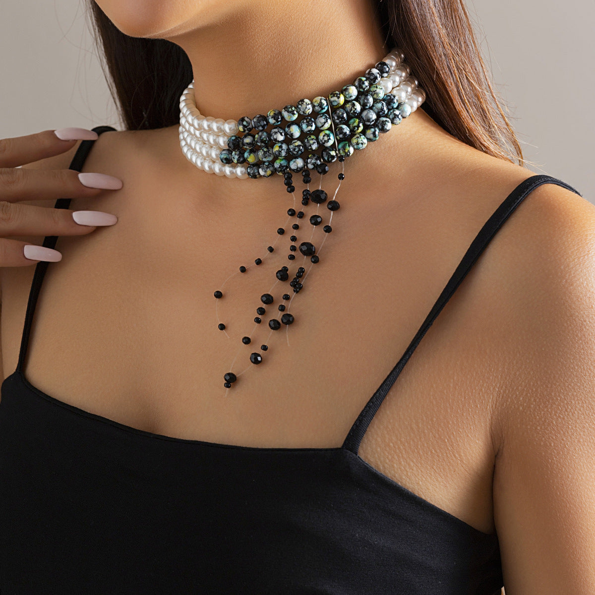 Collana vintage gotica multistrato con perle e nappe, ciondolo con strass e finitura placcata, da donna