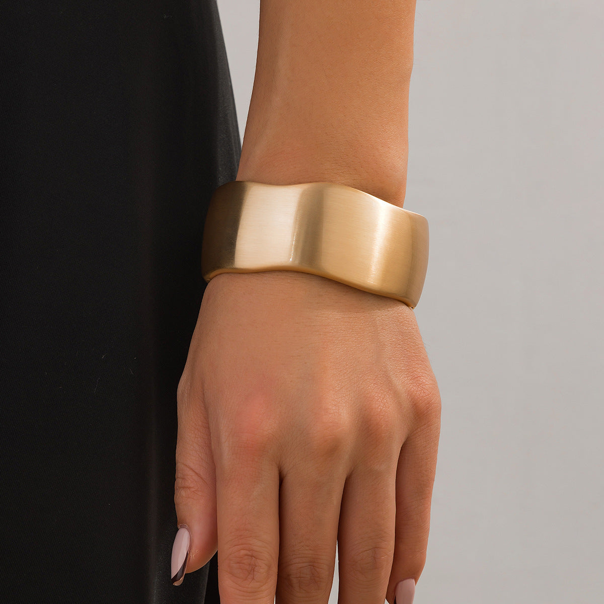 Bracciale in metallo geometrico dolce e spigoloso con finitura lucida e chiusura a molla, bracciale stile punk